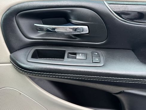 Used 2019 Dodge Grand Caravan SXT FWD image 18