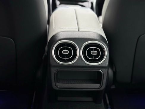 Used 2025 Mercedes-Benz C 300 Sedan image 40