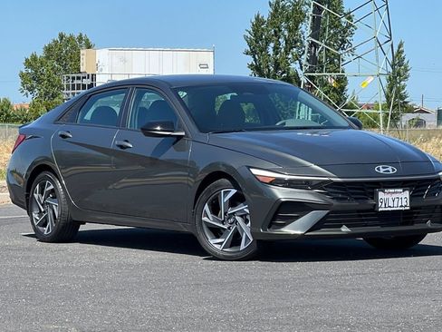 Used 2025 Hyundai Elantra Sport FWD image 2