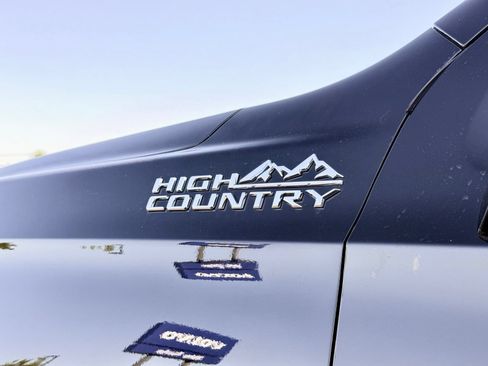 Used 2024 Chevrolet Suburban High Country AWD/4WD image 5