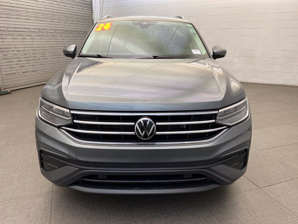 Used 2024 Volkswagen Tiguan SE FWD image 3