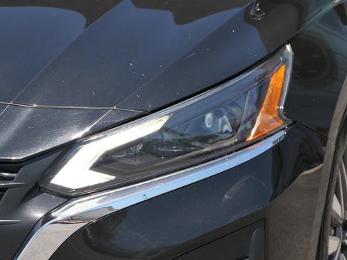 Used 2023 Nissan Altima 2.5 SV FWD image 9
