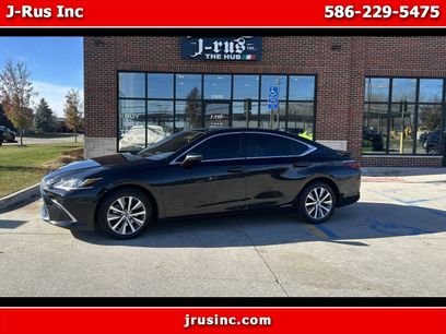 Used 2021 Lexus ES 300h w/ Accessory Package 2