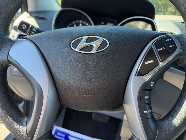 Used 2015 Hyundai Elantra SE FWD image 25