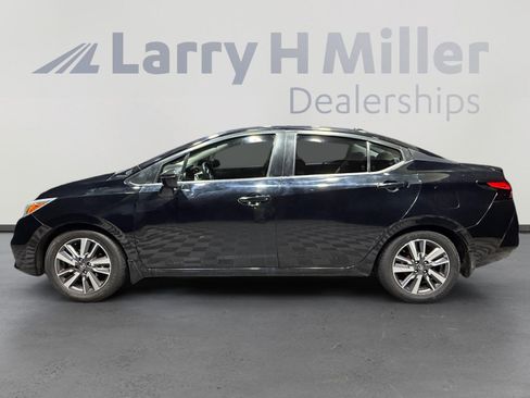 Used 2020 Nissan Versa SV image 2
