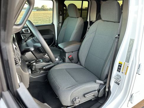 New 2025 Jeep Gladiator Sport image 11