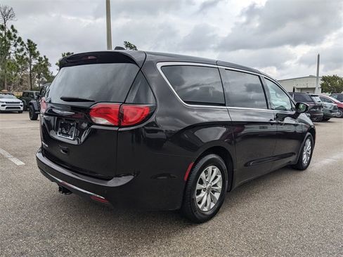 Used 2018 Chrysler Pacifica Touring Plus image 4