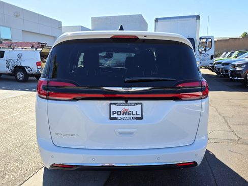 New 2026 Chrysler Pacifica Select image 4