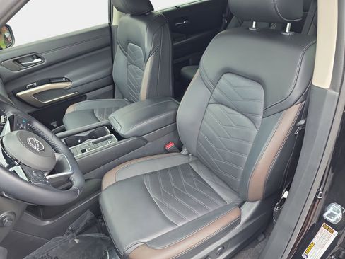 Certified 2025 Nissan Pathfinder Platinum FWD image 15