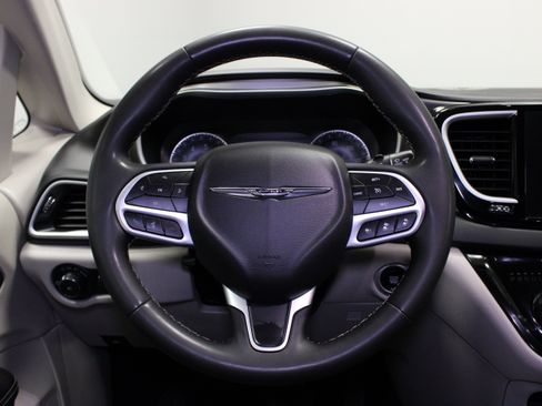 Used 2024 Chrysler Pacifica Touring-L FWD image 22