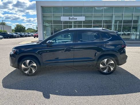 Certified 2025 Volkswagen Taos SE w/ Panoramic Sunroof Package AWD/4WD image 5
