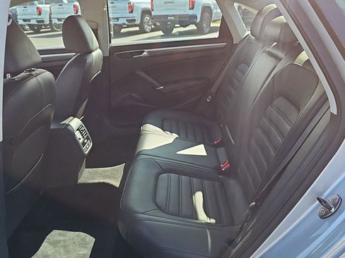 Used 2017 Volkswagen Passat 1.8T SEL Premium image 27