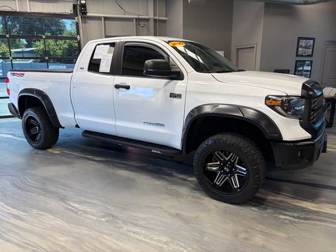 Used 2020 Toyota Tundra SR5 w/ TRD Off-Road Package AWD/4WD image 32