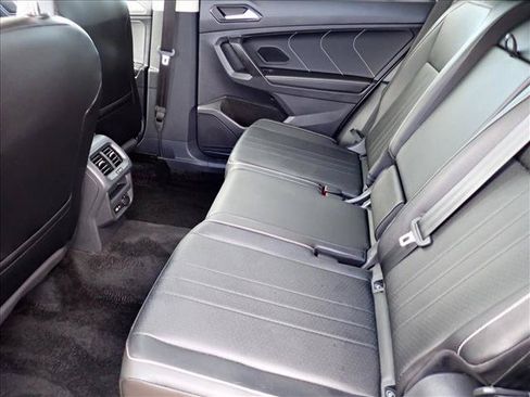 Used 2022 Volkswagen Tiguan SE AWD/4WD image 9