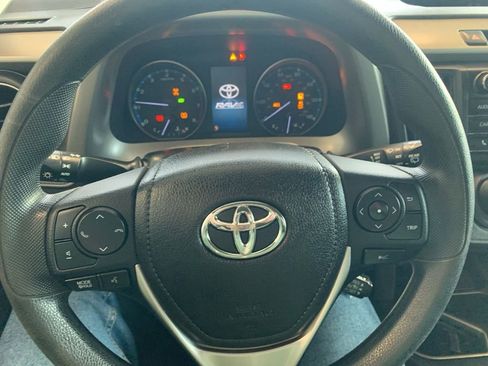 Used 2018 Toyota RAV4 LE image 5