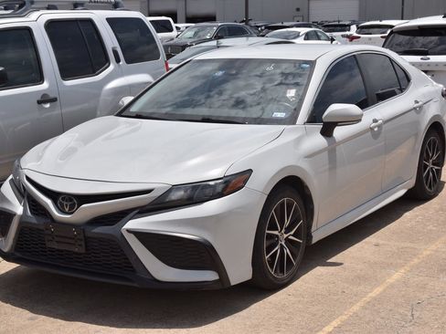 Used 2023 Toyota Camry SE FWD image 3
