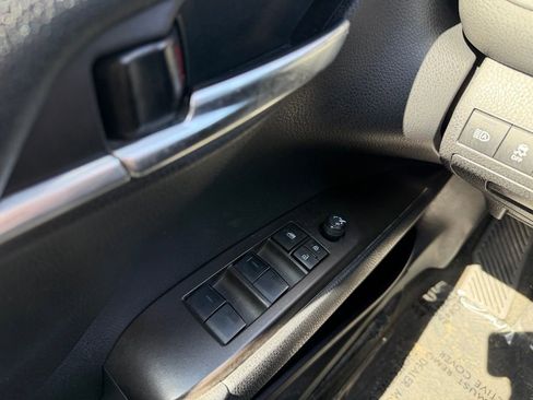 Used 2022 Toyota Camry SE image 11