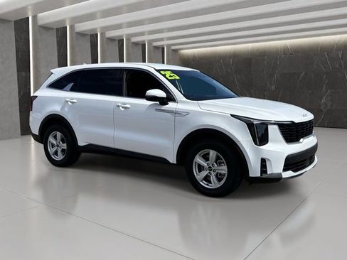 Used 2025 Kia Sorento LX FWD image 8
