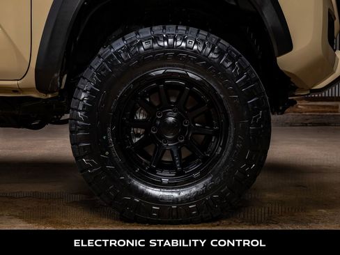 Used 2019 Toyota Tacoma TRD Off-Road w/ Technology Package image 12