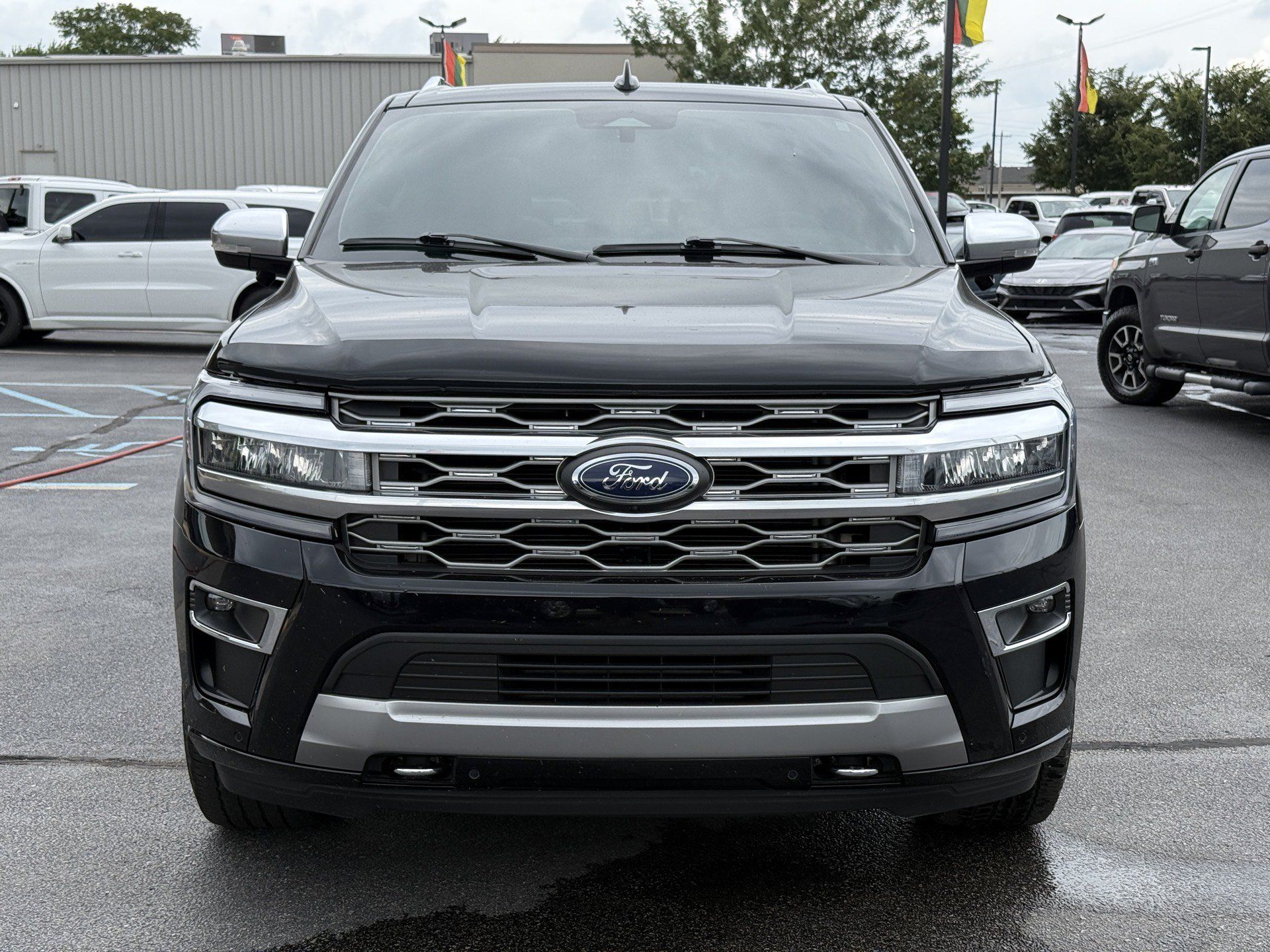 Used 2023 Ford Expedition Platinum AWD/4WD image 3