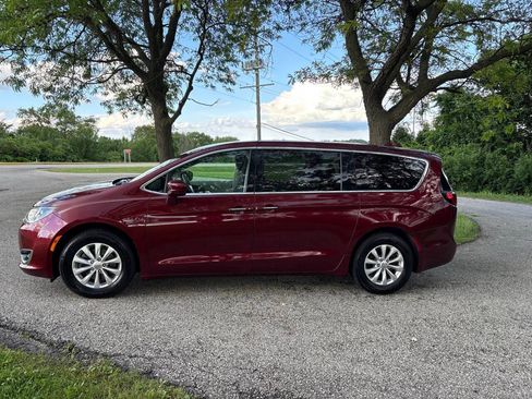 Used 2018 Chrysler Pacifica Touring Plus FWD image 2