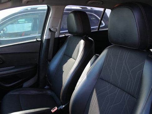 Used 2022 Chevrolet Trax LT w/ LT Convenience Package image 15