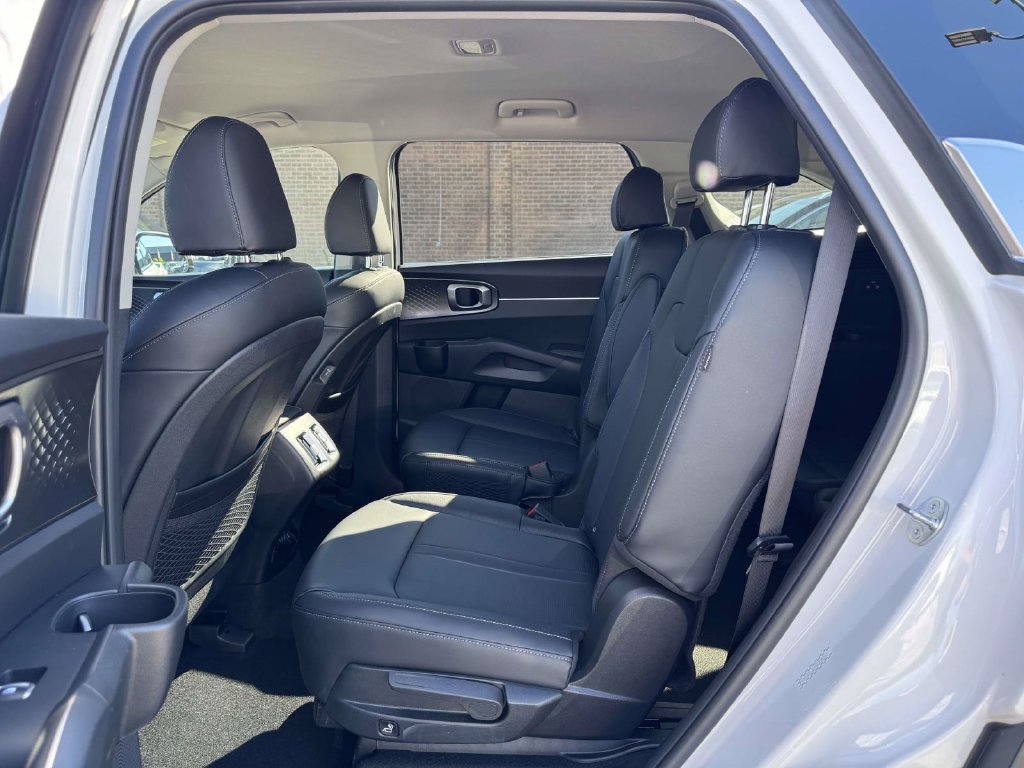 Used 2025 Kia Sorento EX AWD/4WD image 12