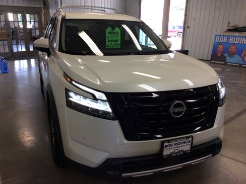 Used 2024 Nissan Pathfinder SL w/ Black Appearance Package image 8