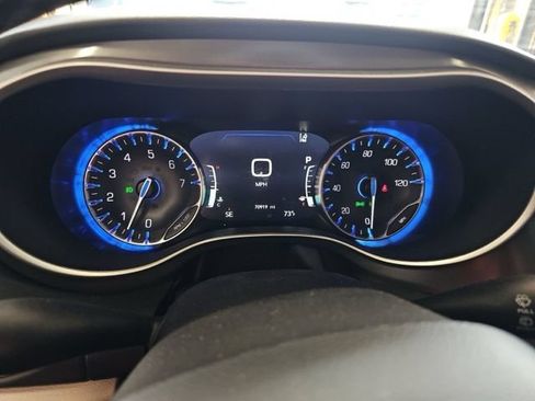 Used 2023 Chrysler Pacifica Touring-L FWD image 13