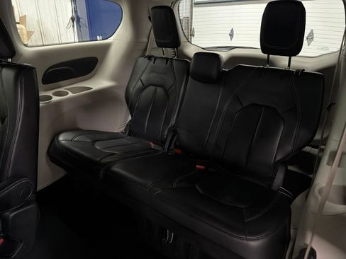 Used 2023 Chrysler Pacifica Touring-L image 17