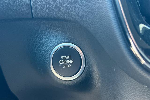 Certified 2025 Volvo XC40 B5 Core AWD/4WD image 25