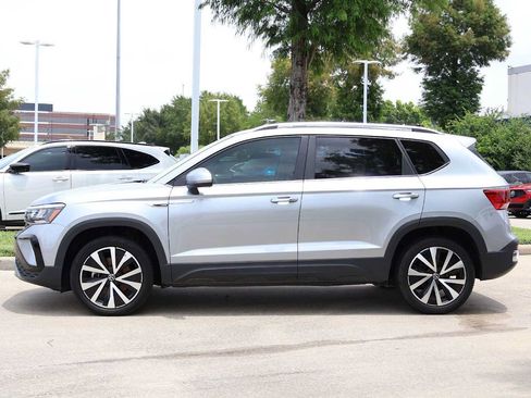 Used 2022 Volkswagen Taos SE FWD image 3