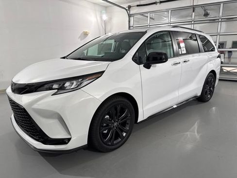 New 2026 Toyota Sienna XSE FWD image 3