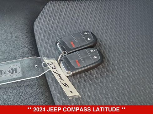 Used 2024 Jeep Compass Latitude AWD/4WD image 32