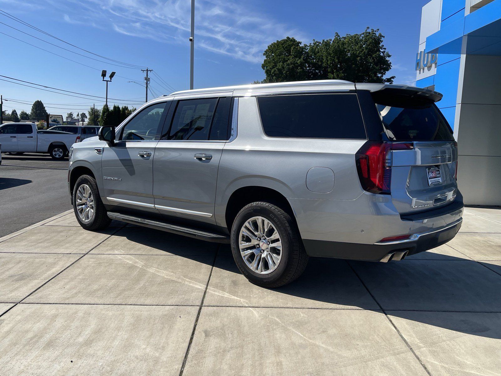 Used 2025 GMC Yukon XL Denali AWD/4WD image 3