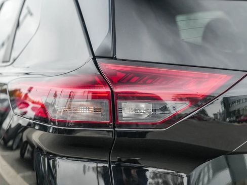 Used 2023 Nissan Rogue SV image 9