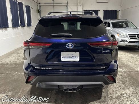 Used 2020 Toyota Highlander XLE AWD/4WD image 5