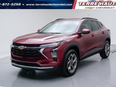 Used 2025 Chevrolet Trax LT FWD image 1
