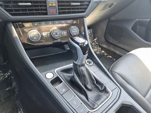 Used 2024 Volkswagen Jetta SE FWD image 17