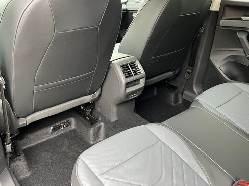 New 2026 Volkswagen Tiguan SE AWD/4WD image 38