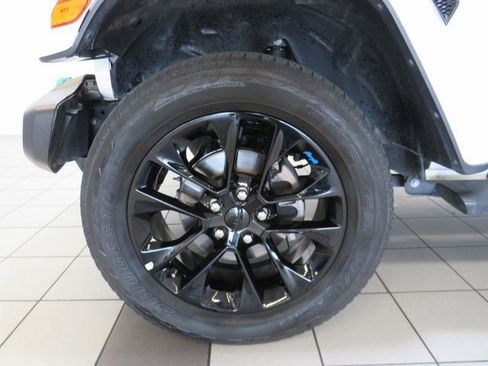 Used 2023 Jeep Wrangler Unlimited Sahara image 14