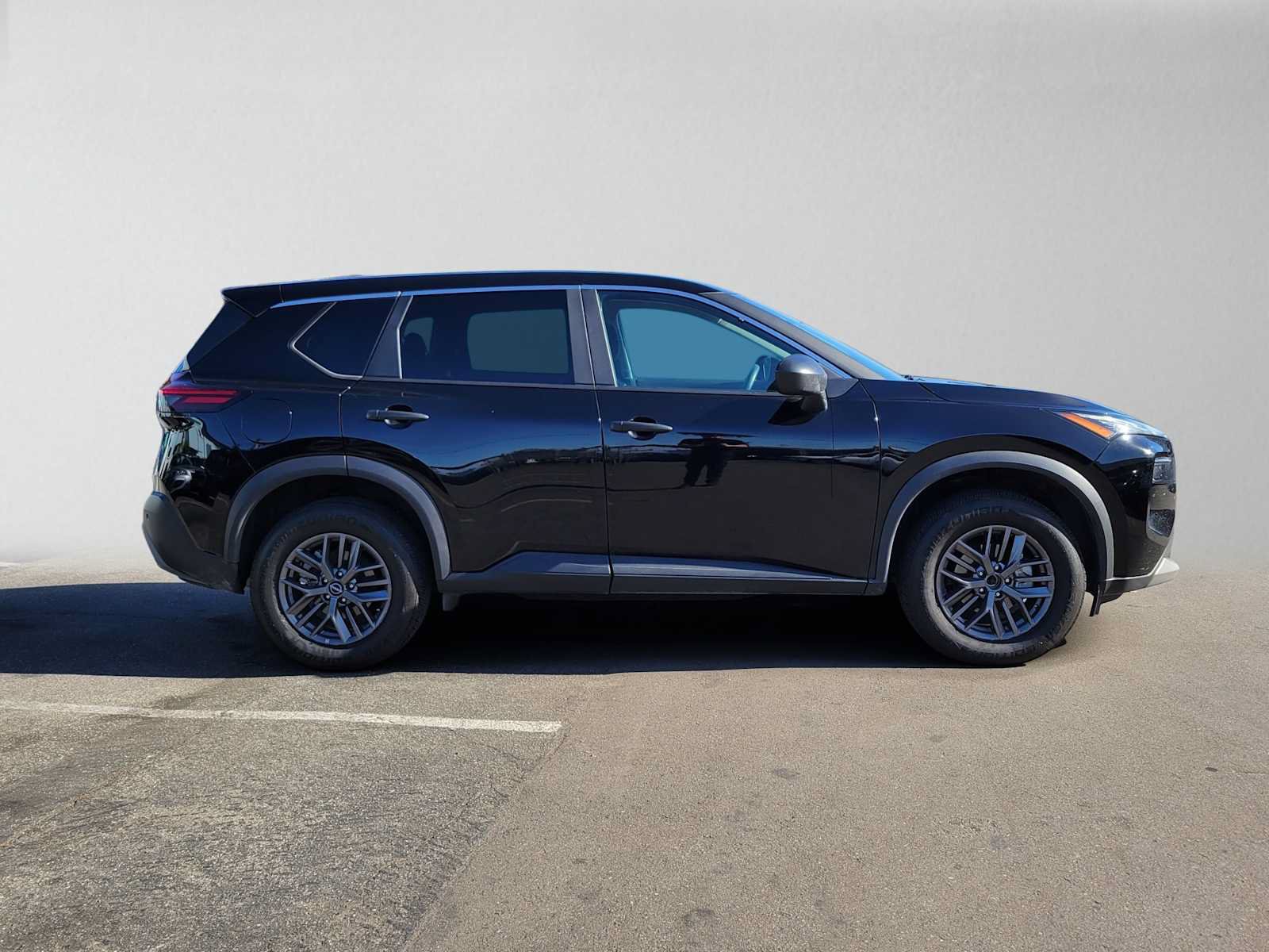 Used 2023 Nissan Rogue S AWD/4WD image 2