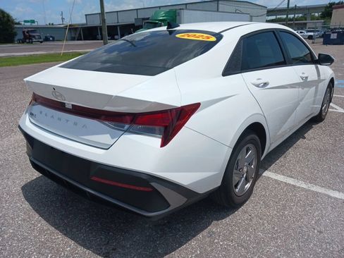 Used 2025 Hyundai Elantra SE FWD image 3
