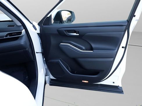 Used 2023 Toyota Highlander XLE image 38