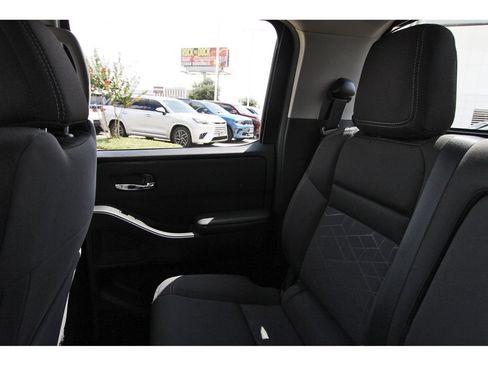 Used 2025 Nissan Frontier SV w/ SV Convenience Package RWD image 11