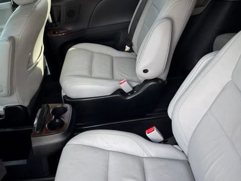 Used 2019 Toyota Sienna Limited Premium FWD image 13