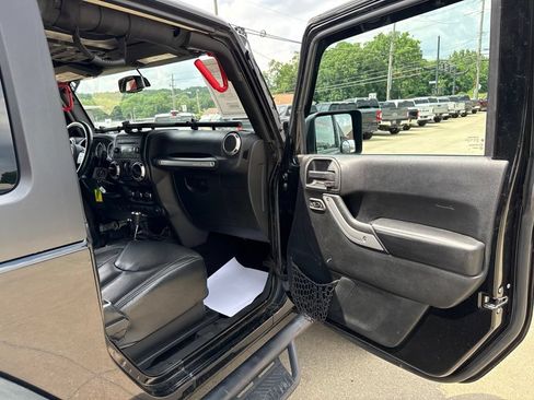 Used 2016 Jeep Wrangler Rubicon w/ Power Convenience Group AWD/4WD image 35