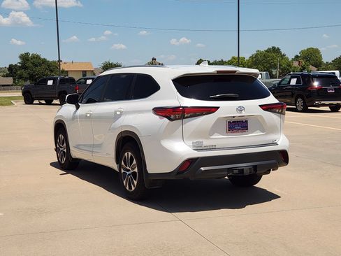 Used 2023 Toyota Highlander XLE FWD image 4