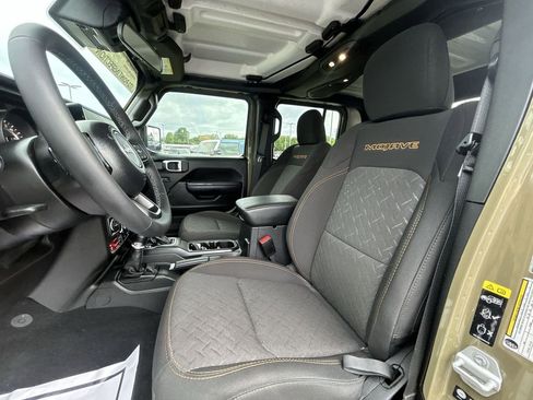 Used 2025 Jeep Gladiator Mojave AWD/4WD image 17