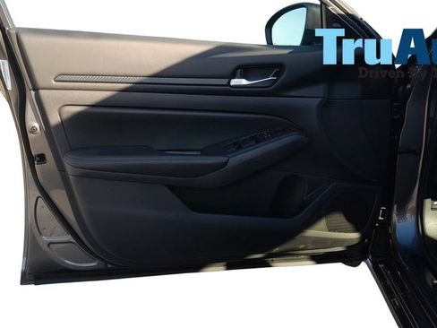 Used 2025 Nissan Altima 2.5 SV FWD image 15